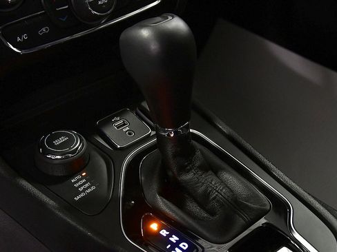 Used 2019 Jeep Cherokee Limited image 22