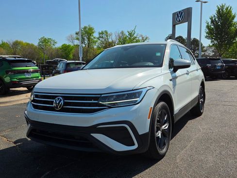 Used 2023 Volkswagen Tiguan SE w/ Panoramic Sunroof Package image 9