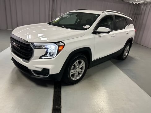 Used 2024 GMC Terrain SLE w/ Driver Convenience Package FWD image 3