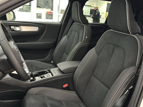 Used 2026 Volvo XC40 B4 Plus w/ Climate Package image 23