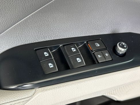 Used 2019 Toyota Camry XLE FWD image 13