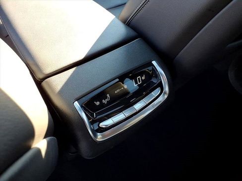 Used 2025 Cadillac XT6 Premium Luxury image 23