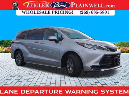 Used 2021 Toyota Sienna LE image 7