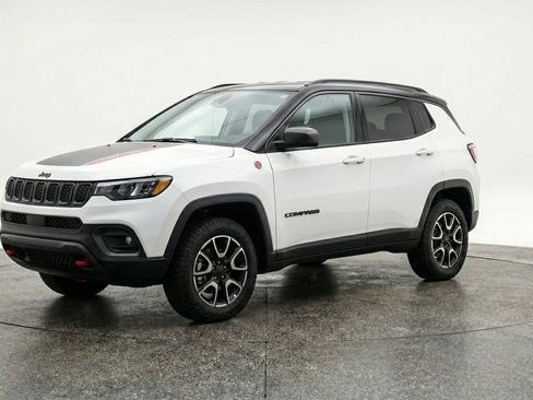 Used 2025 Jeep Compass Trailhawk image 3