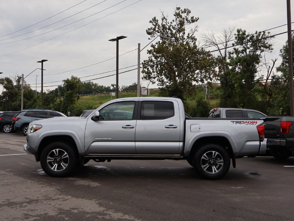 Used 2017 Toyota Tacoma TRD Sport w/ Tow Package (A/T) AWD/4WD image 4
