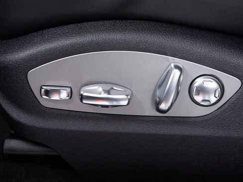 Certified 2026 Porsche Macan AWD/4WD image 23
