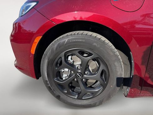 Used 2022 Chrysler Pacifica Limited w/ S Appearance Package image 36