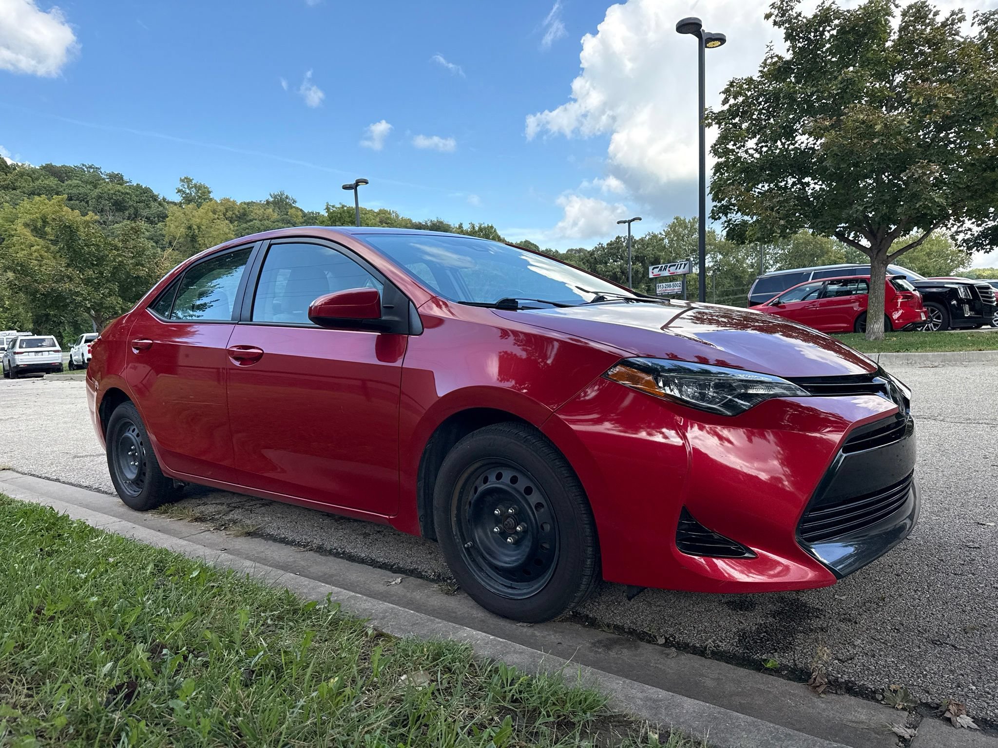 Used 2018 Toyota Corolla LE FWD image 3