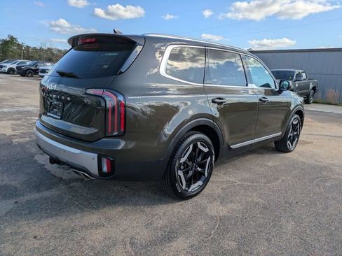 Used 2024 Kia Telluride EX w/ EX Captain's Chair Package image 4