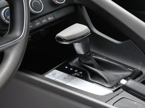 Used 2021 Hyundai Elantra SE FWD image 15