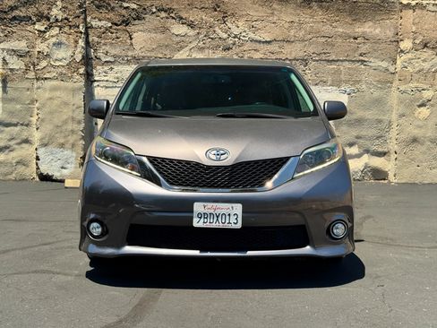 Used 2017 Toyota Sienna SE w/ SE Preferred Package FWD image 9