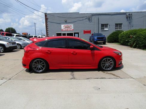 Used 2017 Ford Focus ST FWD image 5