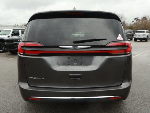 Used 2022 Chrysler Pacifica Touring-L image 7