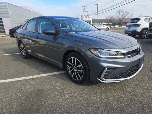Certified 2025 Volkswagen Jetta SE w/ Sunroof Package image 3