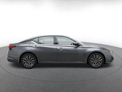 Used 2025 Nissan Altima 2.5 SV FWD image 8
