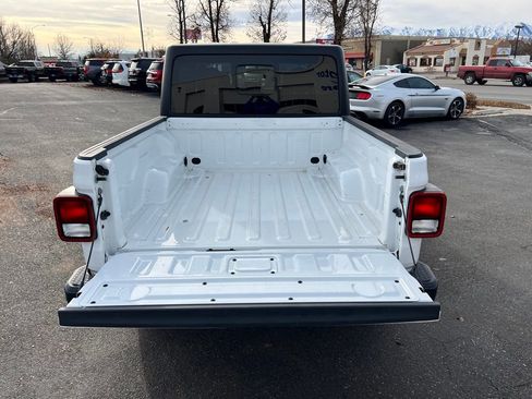 Used 2023 Jeep Gladiator Overland image 9