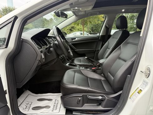 Used 2019 Volkswagen Golf SE image 16