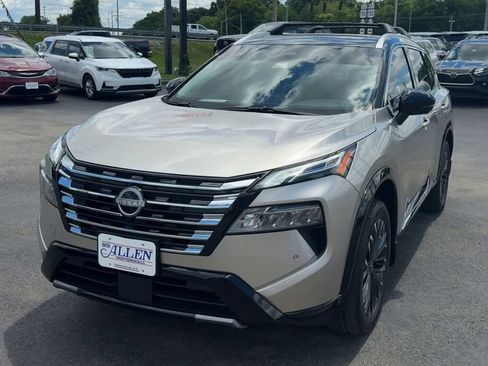 Used 2025 Nissan Rogue Platinum AWD/4WD image 2