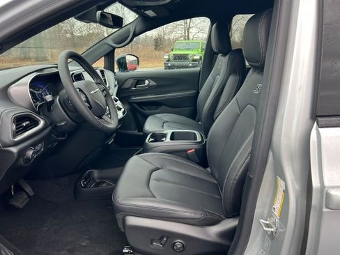 New 2026 Chrysler Pacifica Select w/ S Appearance Package image 3
