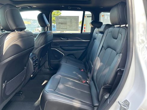 New 2025 Jeep Grand Cherokee Limited w/ Luxury Tech Group II image 24