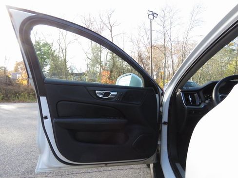 Used 2022 Volvo V60 T5 Cross Country w/ Climate Package image 8