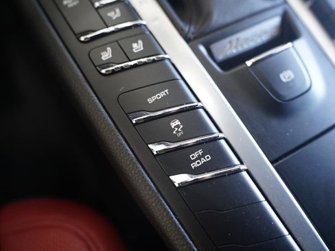Used 2020 Porsche Macan AWD/4WD image 23