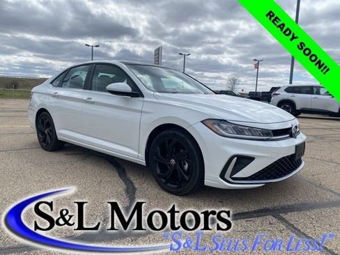 Used 2025 Volkswagen Jetta SE image 1