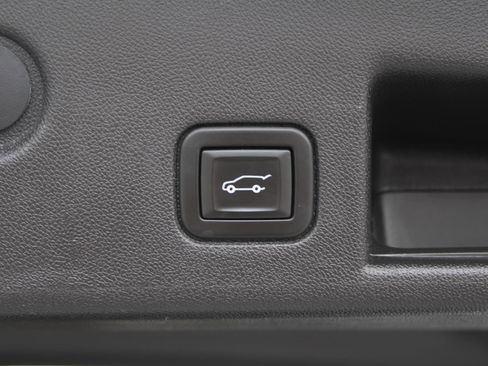 Used 2020 Chevrolet Equinox LT w/ Driver Convenience Package image 9