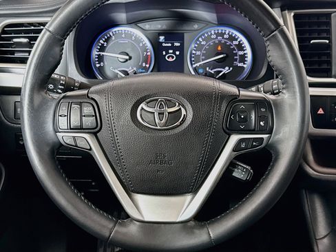 Used 2019 Toyota Highlander XLE AWD/4WD image 25