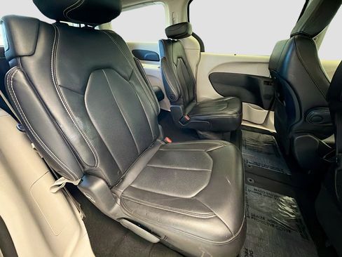 Used 2023 Chrysler Pacifica Touring-L image 15