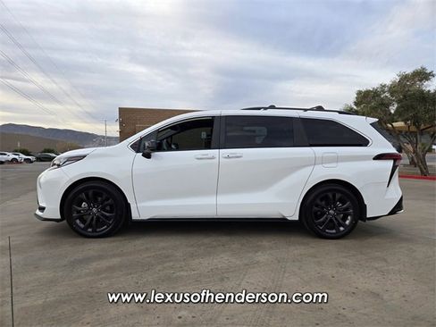 Used 2023 Toyota Sienna XSE image 3