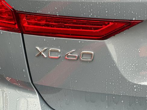 Used 2022 Volvo XC60 B5 Momentum image 12