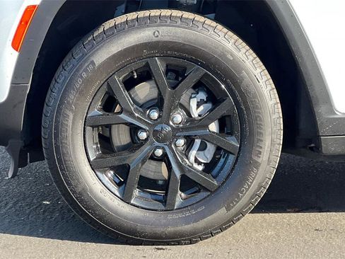 Used 2025 Jeep Grand Cherokee Altitude image 25