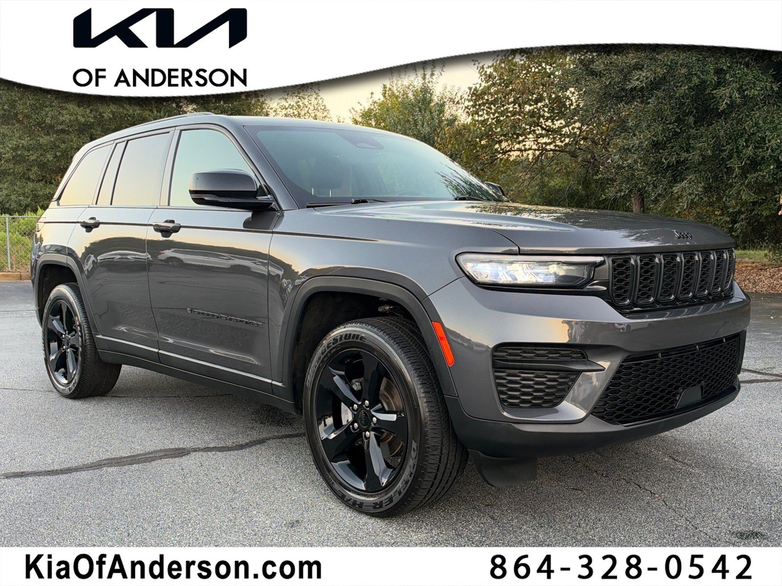 Used 2025 Jeep Grand Cherokee Altitude RWD image 1