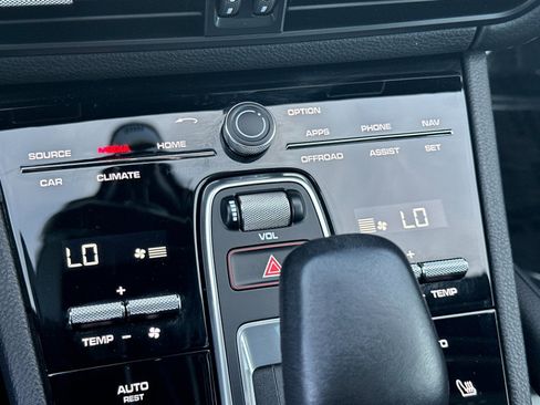 Certified 2023 Porsche Cayenne Platinum Edition image 21