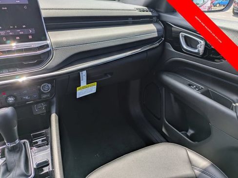 Used 2025 Jeep Compass Latitude w/ Convenience Group AWD/4WD image 18