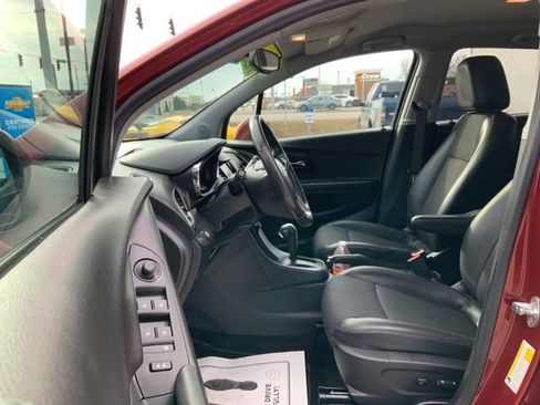 Used 2022 Chevrolet Trax LT w/ LT Convenience Package image 15