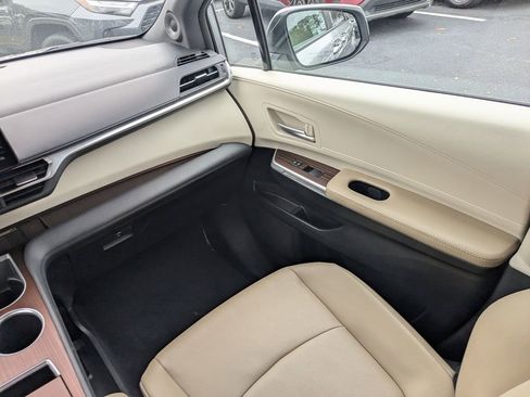 Certified 2024 Toyota Sienna XLE w/ XLE Plus Package FWD image 19