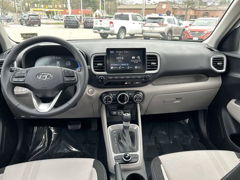 New 2025 Hyundai Venue SEL image 18