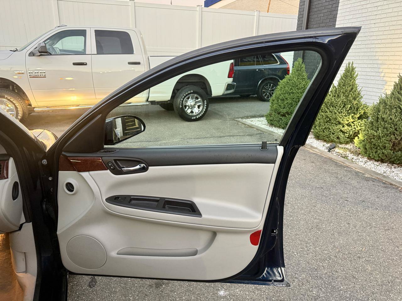 Used 2008 Chevrolet Impala LT w/ Luxury Edition Package FWD image 24