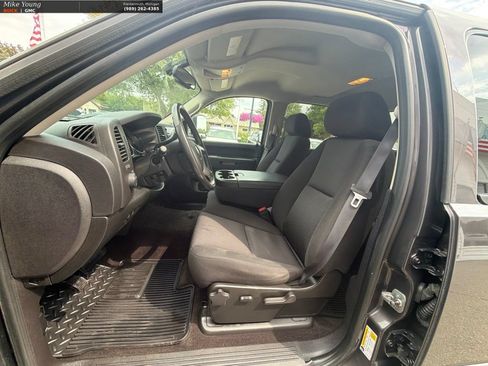 Used 2011 Chevrolet Silverado 2500 LT w/ Interior Plus Package RWD image 19
