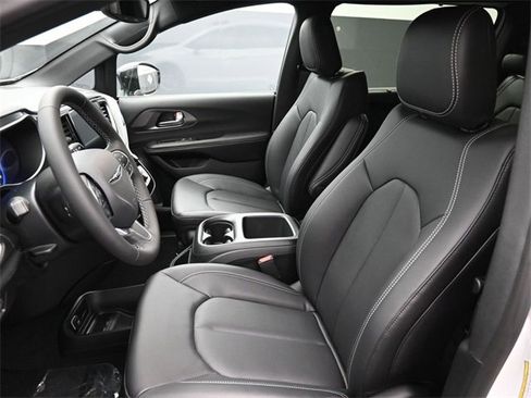 New 2026 Chrysler Pacifica Select image 13