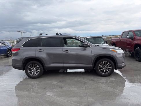 Used 2019 Toyota Highlander XLE FWD image 3