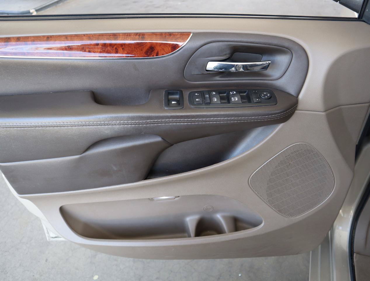 Used 2016 Chrysler Town & Country Touring-L w/ Driver Convenience Group FWD image 39