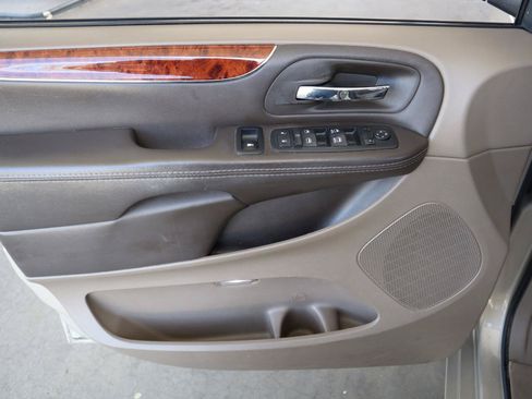Used 2016 Chrysler Town & Country Touring-L w/ Driver Convenience Group FWD image 39