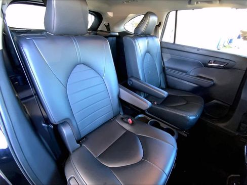 Used 2024 Toyota Highlander XLE FWD image 34