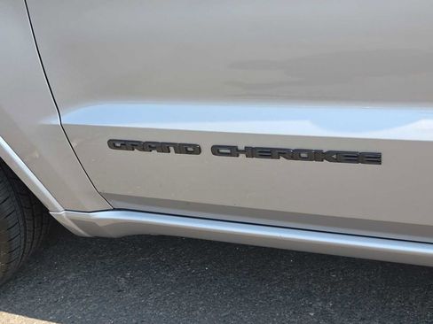 Used 2018 Jeep Grand Cherokee Altitude AWD/4WD image 15