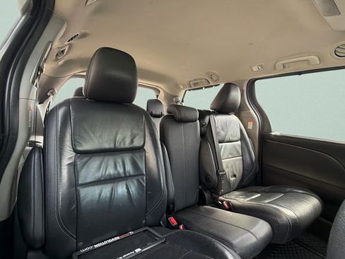 Used 2017 Toyota Sienna SE Premium FWD image 27