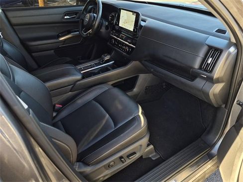 Certified 2023 Nissan Pathfinder SL w/ Lighting Package (N92) image 11