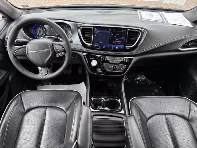 Used 2025 Chrysler Pacifica Limited FWD image 12